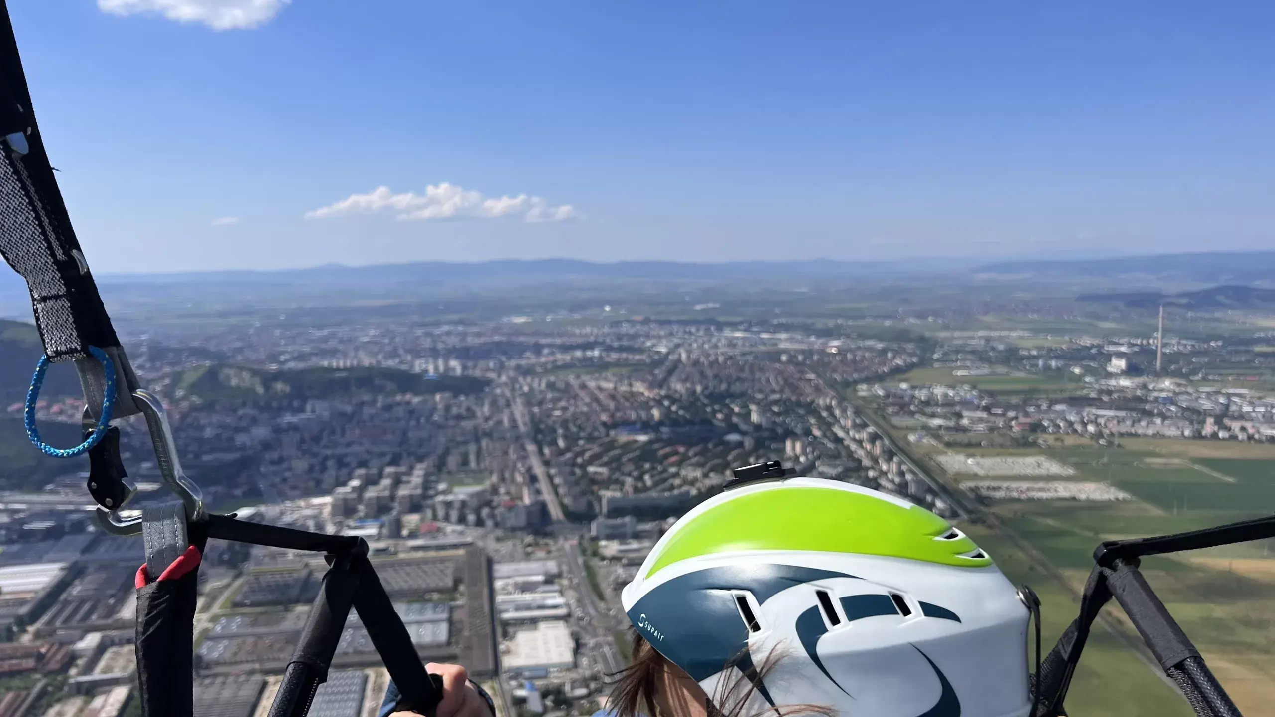 Brașovul văzut de sus, din zbor cu parapanta — orașul întins sub aripă